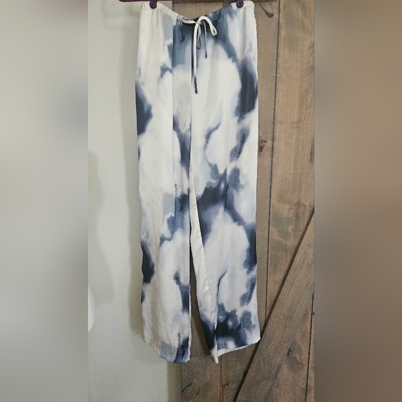 H&M Wide leg satin pull on Tie-Dye Pants in white/blue. Size Medium - Picture 4 of 14